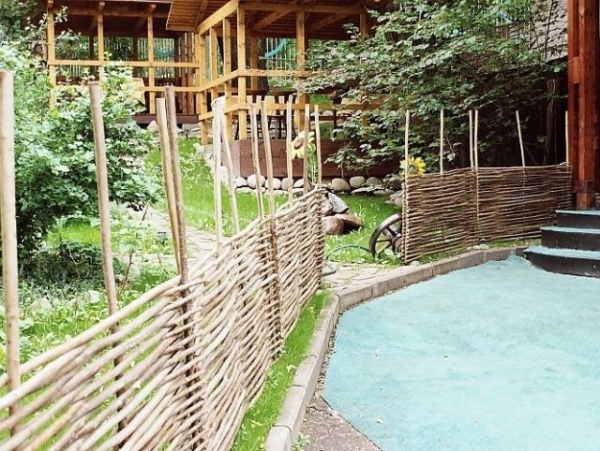 Как сделать плетенный забор своими руками Как сделать плетенный забор своими руками