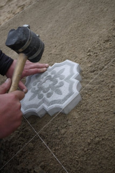 Как положить тротуарную плитку своими руками Как положить тротуарную плитку своими руками