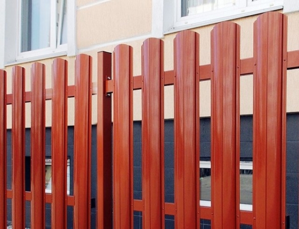 Как сделать забор из профнастила своими руками Как сделать забор из профнастила своими руками