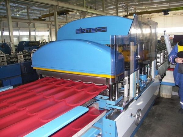 Что лучше: металлочерепица или профнастил для кровли