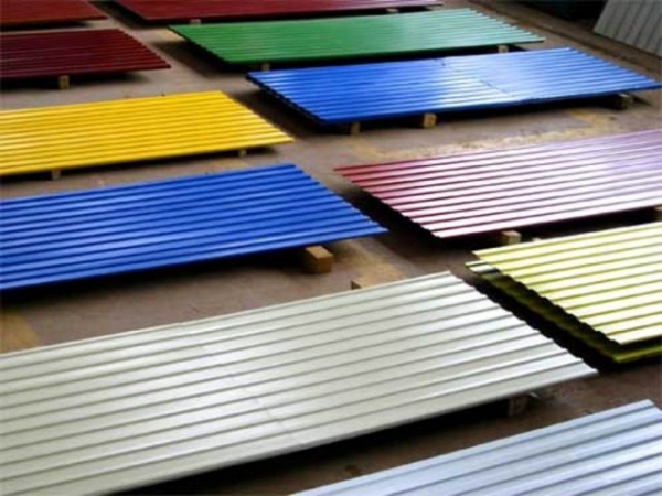 Что лучше: металлочерепица или профнастил для кровли