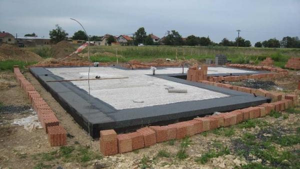 Гидроизоляция ленточного фундамента своими руками Гидроизоляция ленточного фундамента своими руками