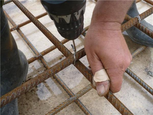 Вязка арматуры для фундамента своими руками Вязка арматуры для фундамента своими руками