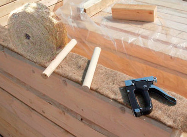 Конопатка сруба бани или деревянного дома 