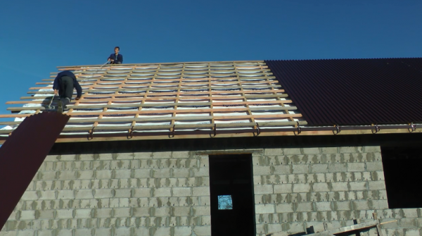 Правила монтажа профнастила на крышу Правила монтажа профнастила на крышу