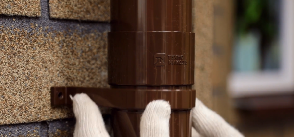 Как правильно установить водостоки на крыше Как правильно установить водостоки на крыше