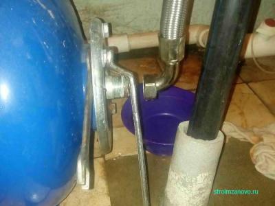 Проржавел фланец гидроаккумулятора насосной станции. Что делать?  
Проржавел фланец гидроаккумулятора насосной станции. Что делать?