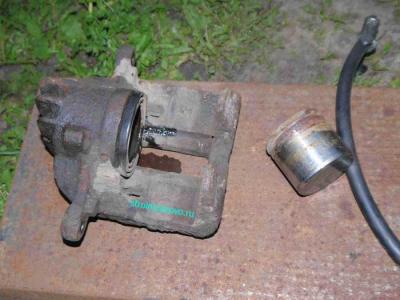 Замена поршня переднего суппорта на Мицибиси Каризма  
Замена поршня переднего суппорта на Мицибиси Каризма