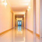 Чем может быть примечателен натяжной потолок в коридоре и нужен ли он там? Чем может быть примечателен натяжной потолок в коридоре и нужен ли он там?