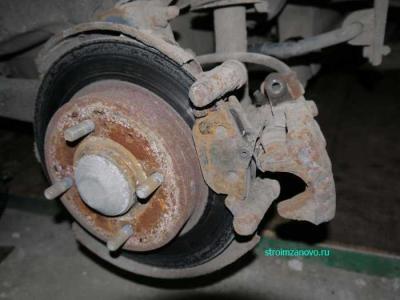 Замена задних тормозных колодок на Мицубиси Каризма  
Замена задних тормозных колодок на Мицубиси Каризма