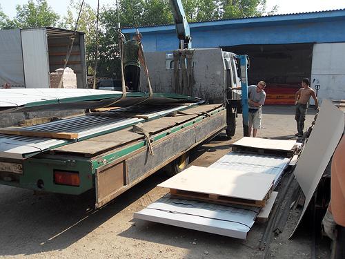 Правила монтажа профнастила на крышу Правила монтажа профнастила на крышу