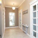 Чем может быть примечателен натяжной потолок в коридоре и нужен ли он там? Чем может быть примечателен натяжной потолок в коридоре и нужен ли он там?