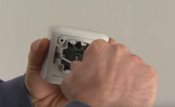 Как установить выключатель света в бане