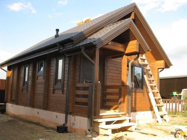 Как правильно установить водостоки на крыше Как правильно установить водостоки на крыше