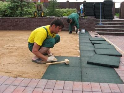 Резиновая плитка для дачи: особенности и установка Резиновая плитка для дачи: особенности и установка