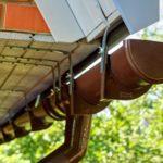 Как правильно установить водостоки на крыше