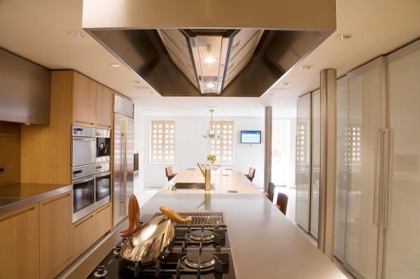 Интерьер кухни в таунхаусе (25+ фото): идеи, стили, рекомендации дизайнеров Интерьер кухни в таунхаусе (25+ фото): идеи, стили, рекомендации дизайнеров