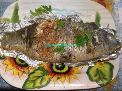 Запечённый карп, фаршированный гречневой кашей  
Запечённый карп, фаршированный гречневой кашей