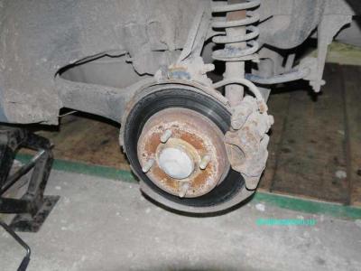 Замена задних тормозных колодок на Мицубиси Каризма  
Замена задних тормозных колодок на Мицубиси Каризма