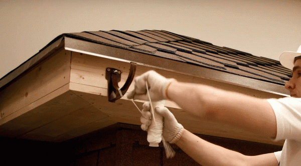 Как правильно установить водостоки на крыше Как правильно установить водостоки на крыше