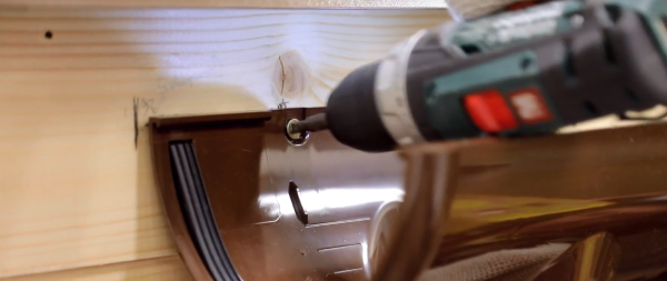 Как правильно установить водостоки на крыше Как правильно установить водостоки на крыше