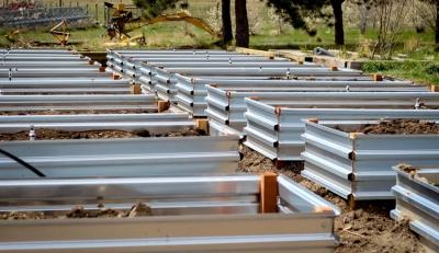 Грядки из металла с полимерным покрытием: особенности и виды конструкций