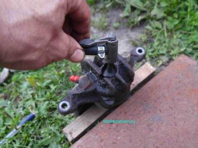 Замена поршня переднего суппорта на Мицибиси Каризма  
Замена поршня переднего суппорта на Мицибиси Каризма