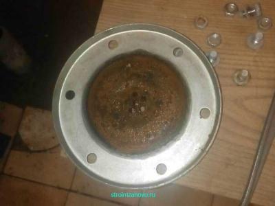 Проржавел фланец гидроаккумулятора насосной станции. Что делать?  
Проржавел фланец гидроаккумулятора насосной станции. Что делать?