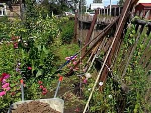 Как построить забор из профлиста своими руками: этапы подготовки и видео пример самостоятельного строительства забора из профлиста