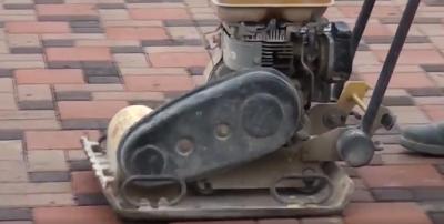 Укладка тротуарной брусчатки — выбор материала, схемы, пошаговая инструкция Укладка тротуарной брусчатки — выбор материала, схемы, пошаговая инструкция