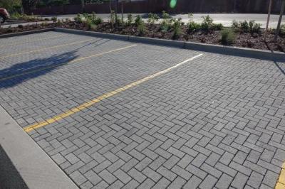 Укладка тротуарной брусчатки — выбор материала, схемы, пошаговая инструкция Укладка тротуарной брусчатки — выбор материала, схемы, пошаговая инструкция