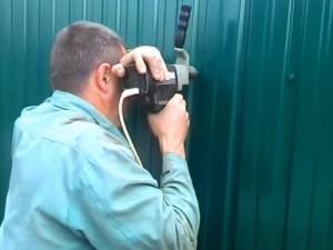 Как построить забор из профлиста своими руками: этапы подготовки и видео пример самостоятельного строительства забора из профлиста