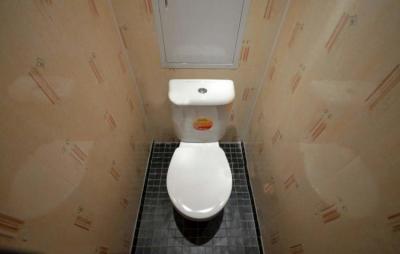 Отделка туалета ПВХ панелями — выбор материала и пошаговая инструкция по монтажу