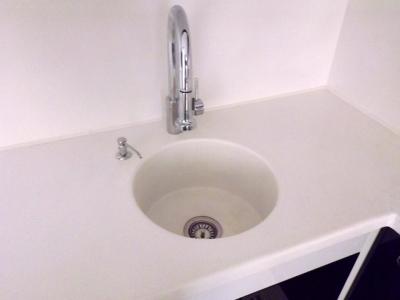 Чем чистить мойку из искусственного камня на кухне Чем чистить мойку из искусственного камня на кухне