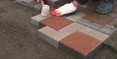 Укладка тротуарной брусчатки — выбор материала, схемы, пошаговая инструкция Укладка тротуарной брусчатки — выбор материала, схемы, пошаговая инструкция