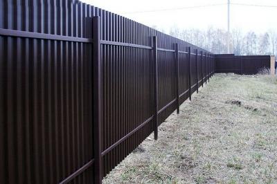 Как построить забор из профлиста своими руками: этапы подготовки и видео пример самостоятельного строительства забора из профлиста