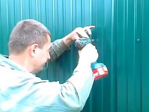 Как построить забор из профлиста своими руками: этапы подготовки и видео пример самостоятельного строительства забора из профлиста