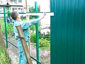Как построить забор из профлиста своими руками: этапы подготовки и видео пример самостоятельного строительства забора из профлиста