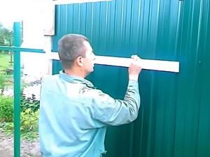 Как построить забор из профлиста своими руками: этапы подготовки и видео пример самостоятельного строительства забора из профлиста