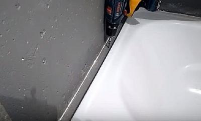 Как заделать стык между ванной и стеной Как заделать стык между ванной и стеной