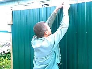 Как построить забор из профлиста своими руками: этапы подготовки и видео пример самостоятельного строительства забора из профлиста