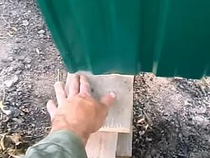 Как построить забор из профлиста своими руками: этапы подготовки и видео пример самостоятельного строительства забора из профлиста