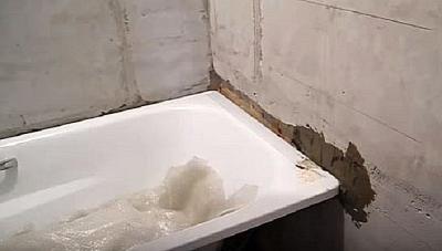 Как заделать стык между ванной и стеной Как заделать стык между ванной и стеной