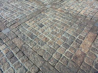 Укладка тротуарной брусчатки — выбор материала, схемы, пошаговая инструкция Укладка тротуарной брусчатки — выбор материала, схемы, пошаговая инструкция