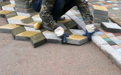 Укладка тротуарной брусчатки — выбор материала, схемы, пошаговая инструкция Укладка тротуарной брусчатки — выбор материала, схемы, пошаговая инструкция