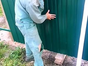 Как построить забор из профлиста своими руками: этапы подготовки и видео пример самостоятельного строительства забора из профлиста