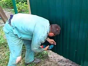 Как построить забор из профлиста своими руками: этапы подготовки и видео пример самостоятельного строительства забора из профлиста