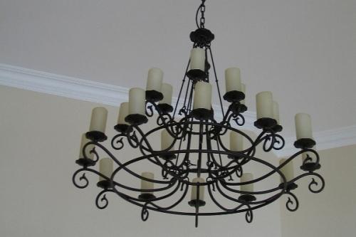Кованые люстры в интерьере Кованые люстры в интерьере