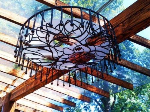 Кованые люстры в интерьере Кованые люстры в интерьере