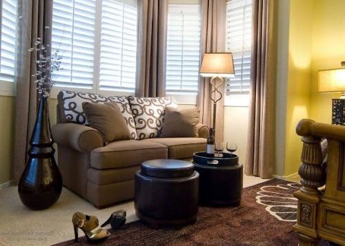 Вазы в интерьере комнаты Вазы в интерьере комнаты